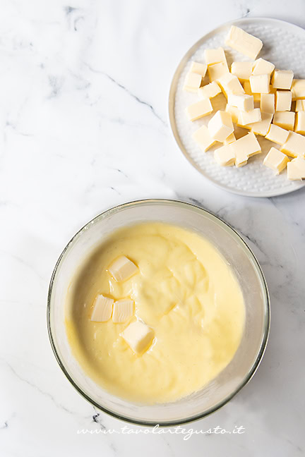 montare con il burro la crema mousseline