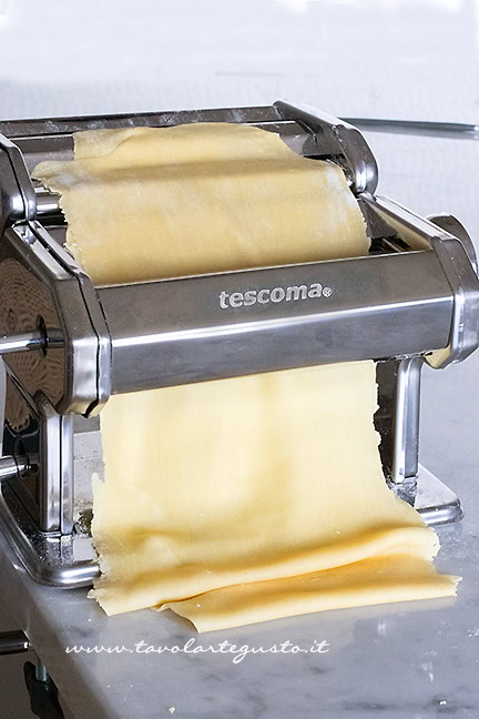 tirare la sfoglia con la macchina della pasta