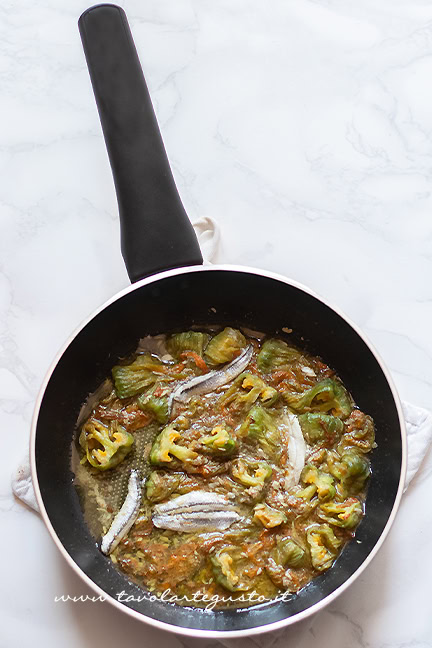condimento per pasta con fiori di zucca