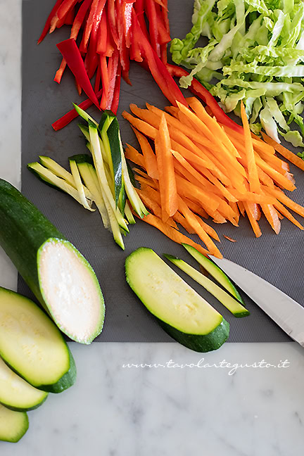 verdure per condire gli spaghetti di soia