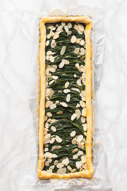 cuocere la torta salata con agretti