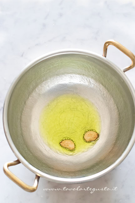 soffriggere aglio e olio per preparare la pasta e broccoli