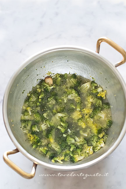 stufare i broccoletti per fare la pasta e broccoli