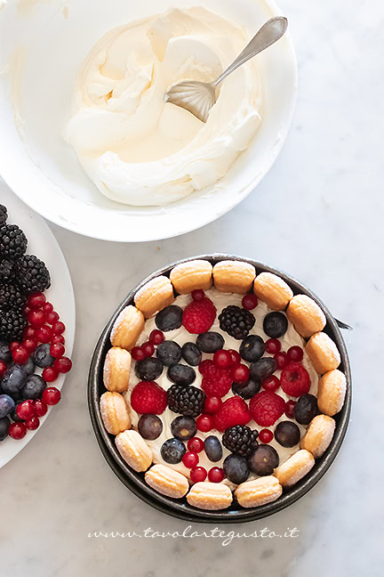 assemblare la torta charlotte