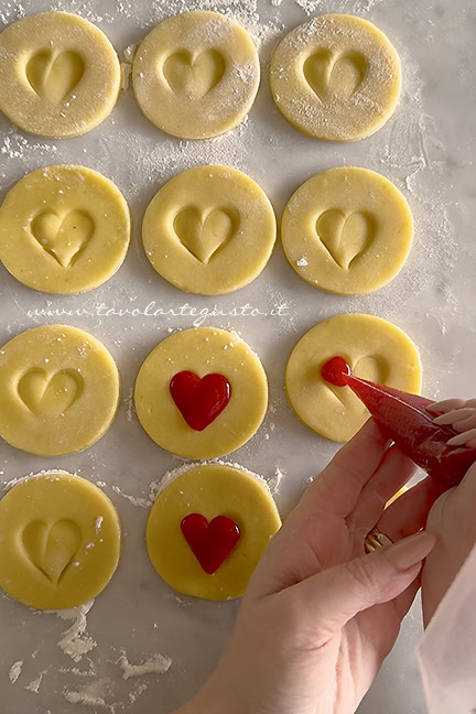 biscotti con cuore di marmellata