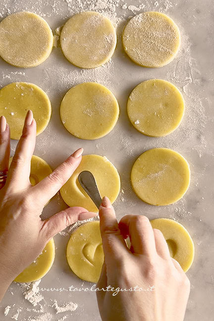 come fare i biscotti a forma di cuore senza stampo