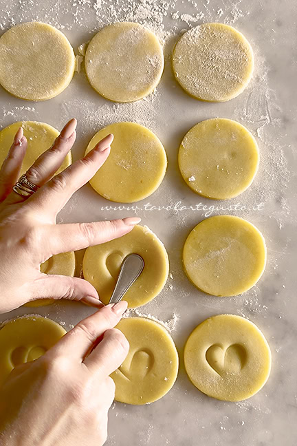 incidere con la posata i biscotti a forma di cuore senza stampo