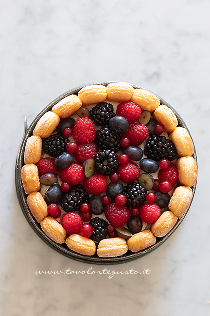 torta charlotte ai frutti di bosco