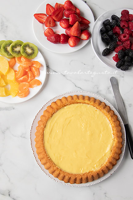 assemblare e decorare la crostata morbida alla frutta