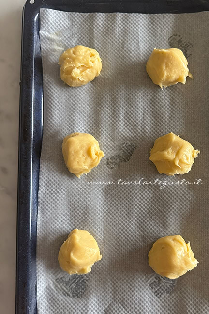 formare e cuocere i bignè di san giuseppe gonfi