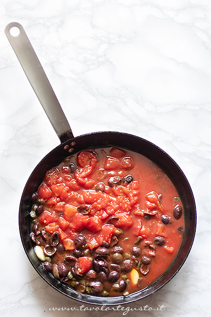 preparazione sugo alla puttanesca