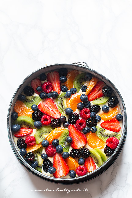 torta yogurt e frutta mista
