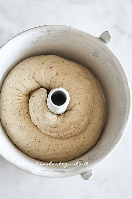 casatiello sugna e pepe in teglia