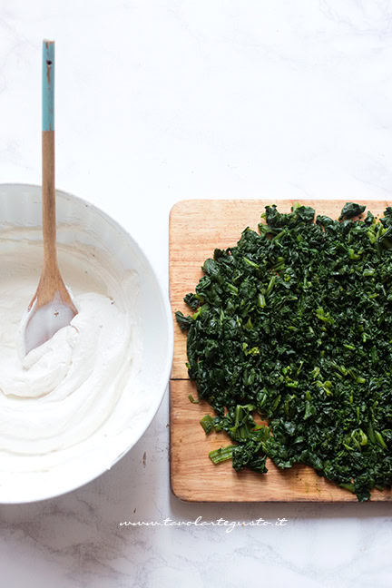 crema di ricotta e spinaci sminuzzati per fiori di pasta sfoglia