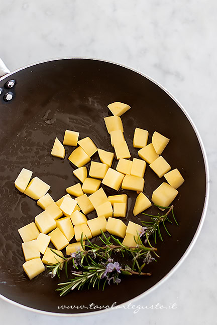 cuocere prima le patate per patate piselli e carote in padella