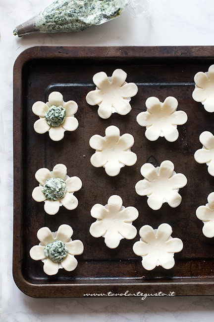 farcire i fiori di pasta sfoglia