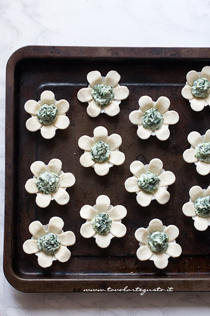 fiori di pasta sfoglia pronti da cuocere