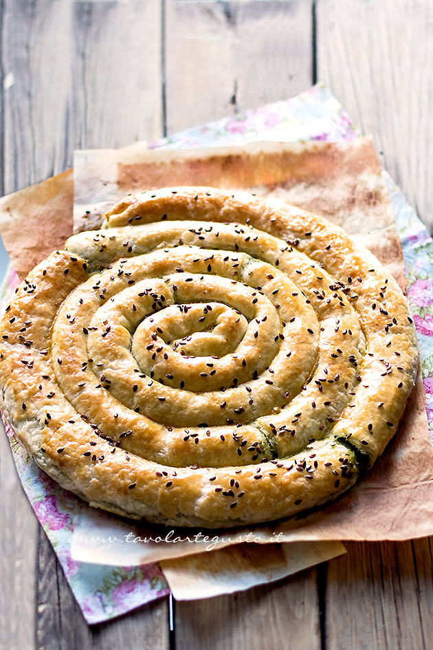 girella di pasta sfoglia ripiena
