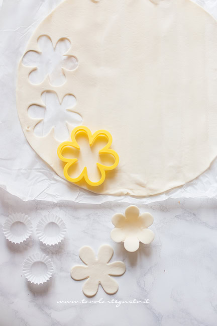 intagliare i fiori di pasta sfoglia