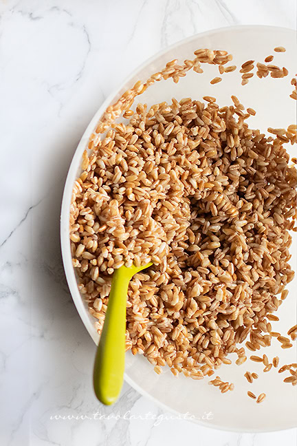 preparare il farro con piselli