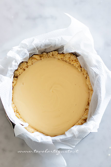 preparazione della sbriciolata con crema pasticcera