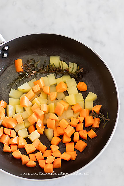 preparazione di patate carote e piselli in padella