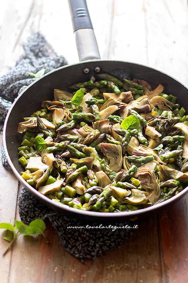 ricetta carciofi e asparagi in padella