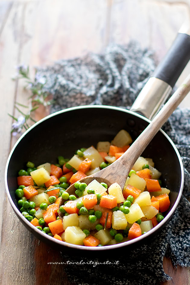 ricetta patate piselli e carote in padella
