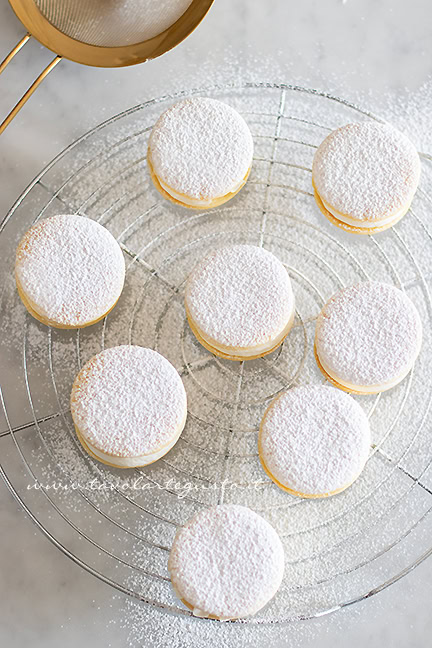 spolverare di zucchero i biscotti paradiso