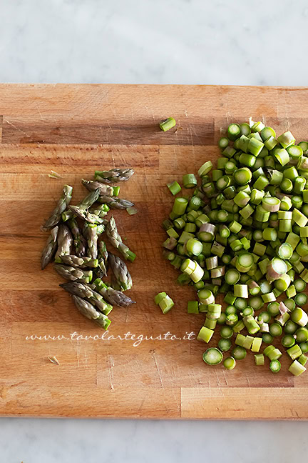 tagliare gli asparagi per il patè di asparagi