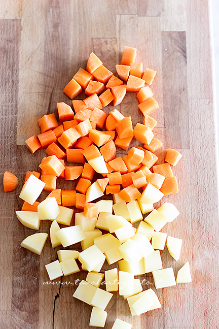 tagliare patate e carote