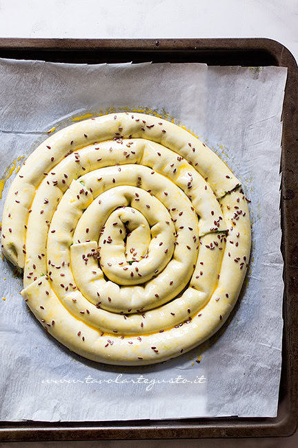 torta girella di pasta sfoglia ripiena pronta per la cottura
