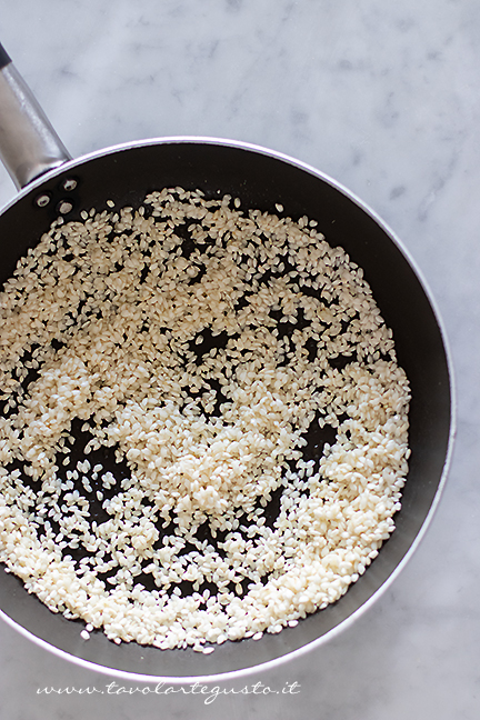 tostatura del risotto alle carote