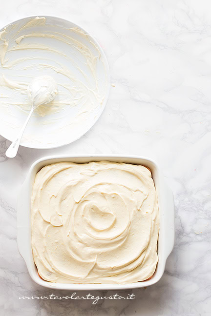 decorare il tiramisù alle fragole con uova pastorizzate