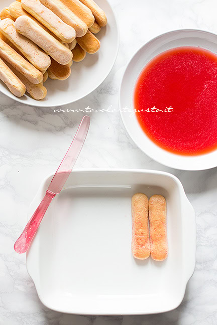 preparare il tiramisù alle fragole