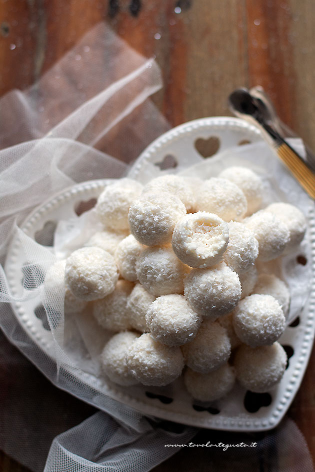 Palline di cocco e ricotta ricetta