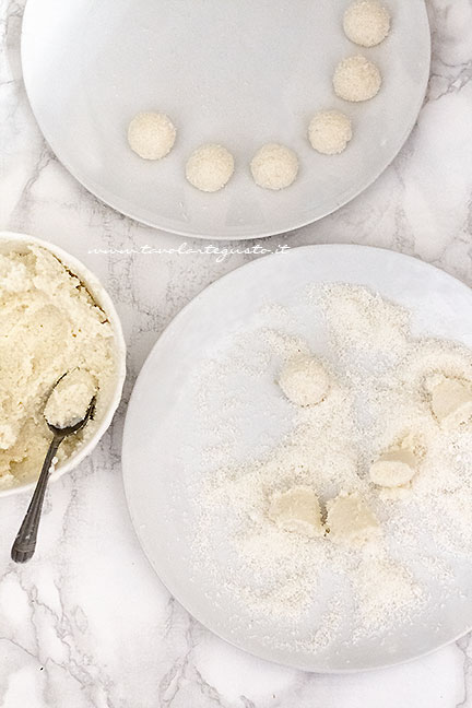 preparare le palline di cocco e ricotta