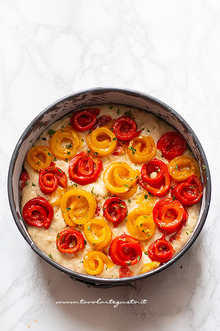 cuocere la torta salata con peperoni