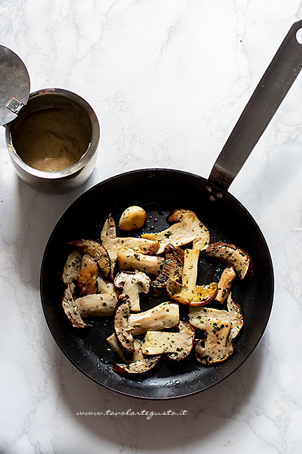 condimento per pappardelle ai funghi porcini