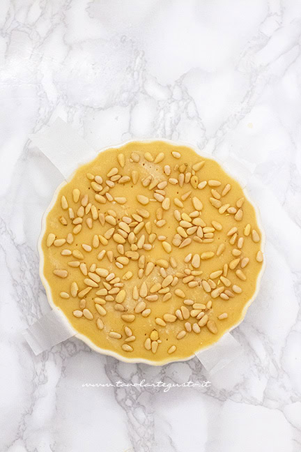 ricoprire di pinoli la torta della nonna