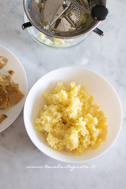 schiacciare le patate per purè di patate