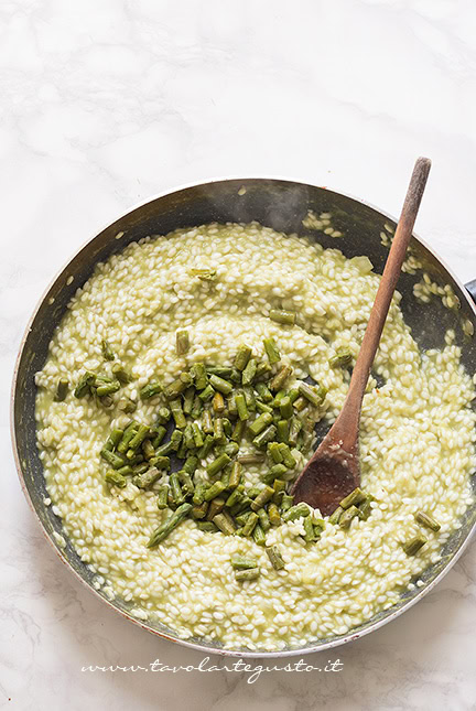 aggiungere i pezzetti di asparagi al risotto