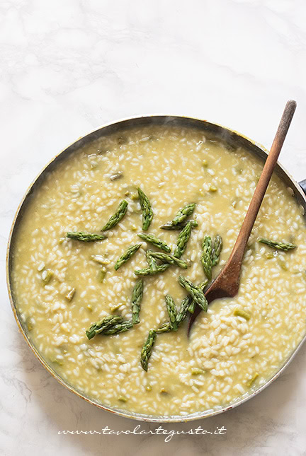 aggiungere le punte di asparagi al risotto