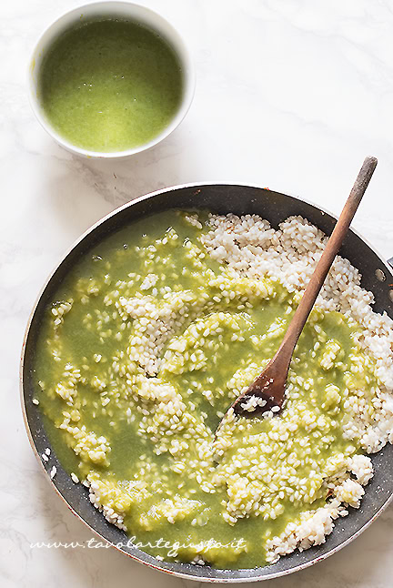 preparare il risotto agli asparagi