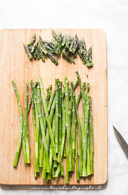 pulire gli asparagi per risotto agli asparagi