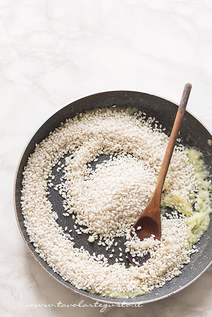 tostare il riso per risotto agli asparagi
