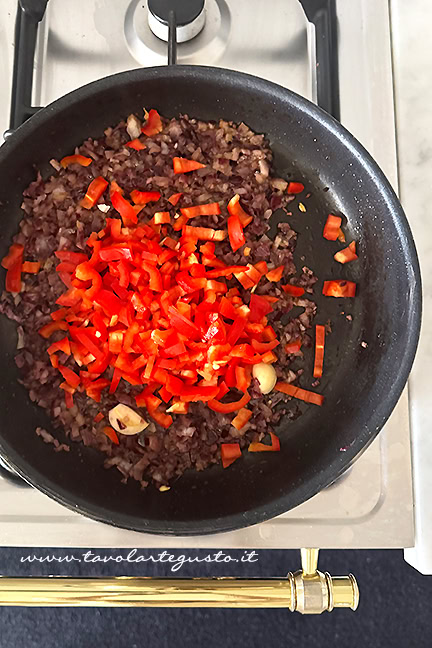 cipolla e peperoni per il burrito