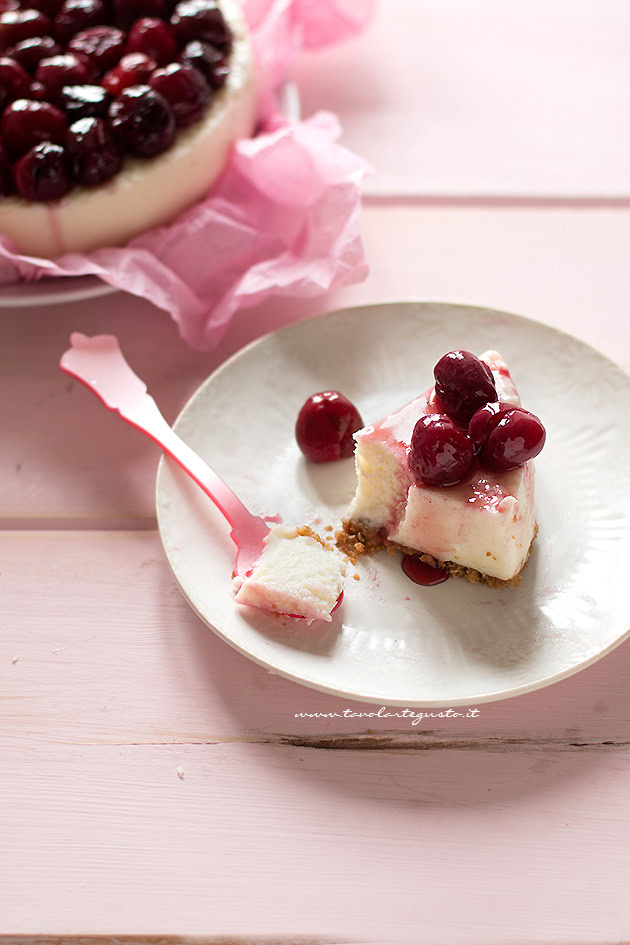 fetta di cheesecake alle ciliegie