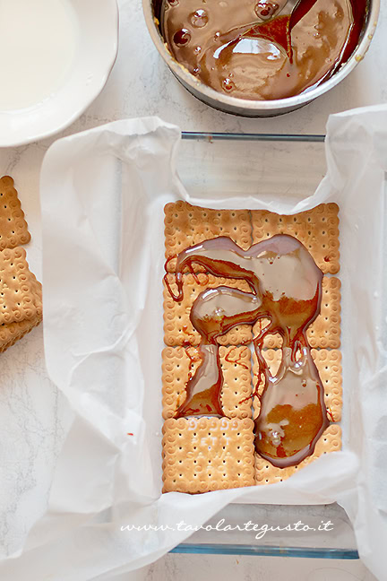 assemblare il dolce di biscotti