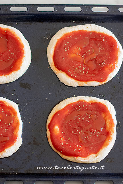condire e cuocere le pizzette rosse